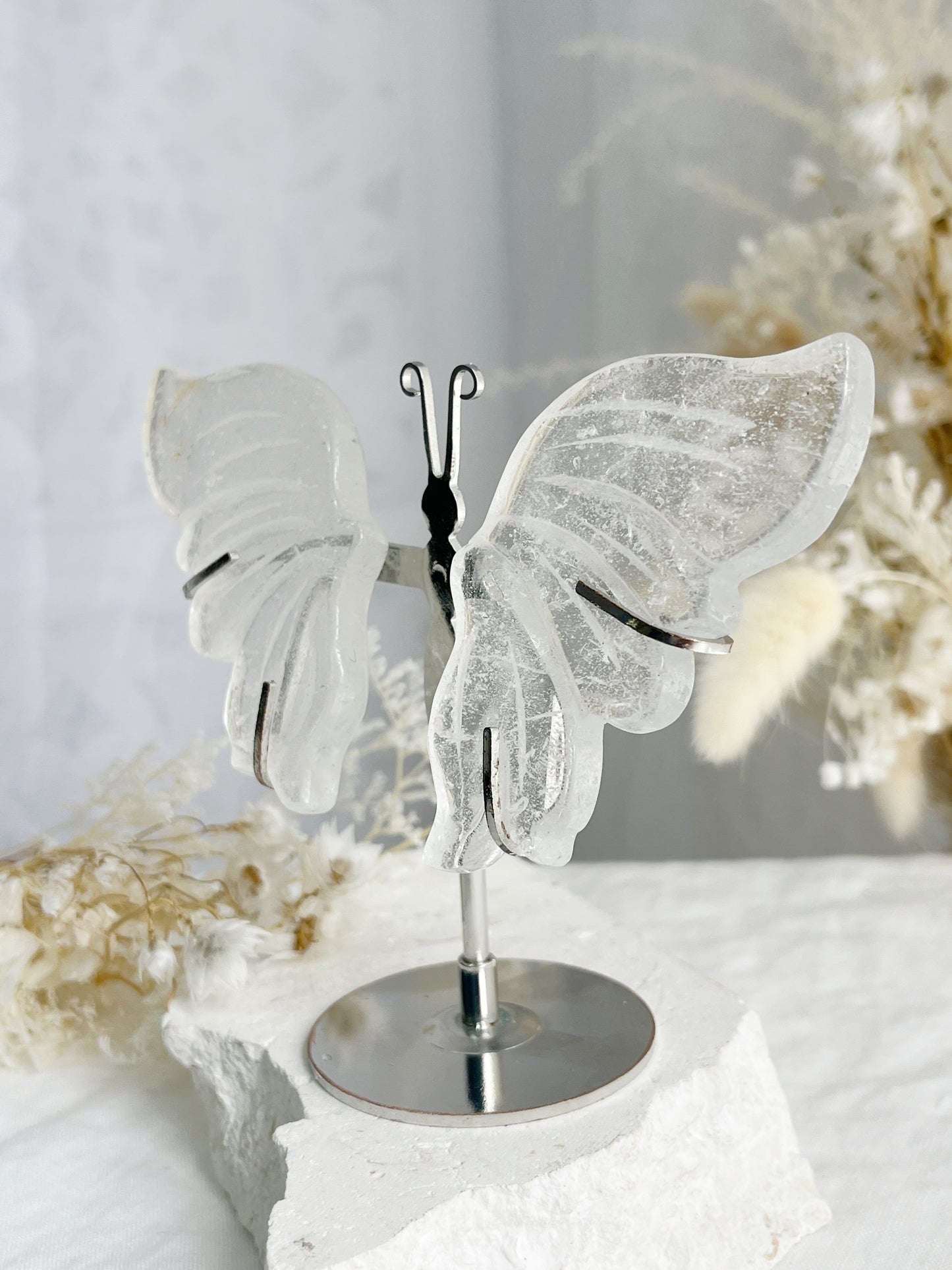 CLEAR QUARTZ WINGS ON STAND || 31837