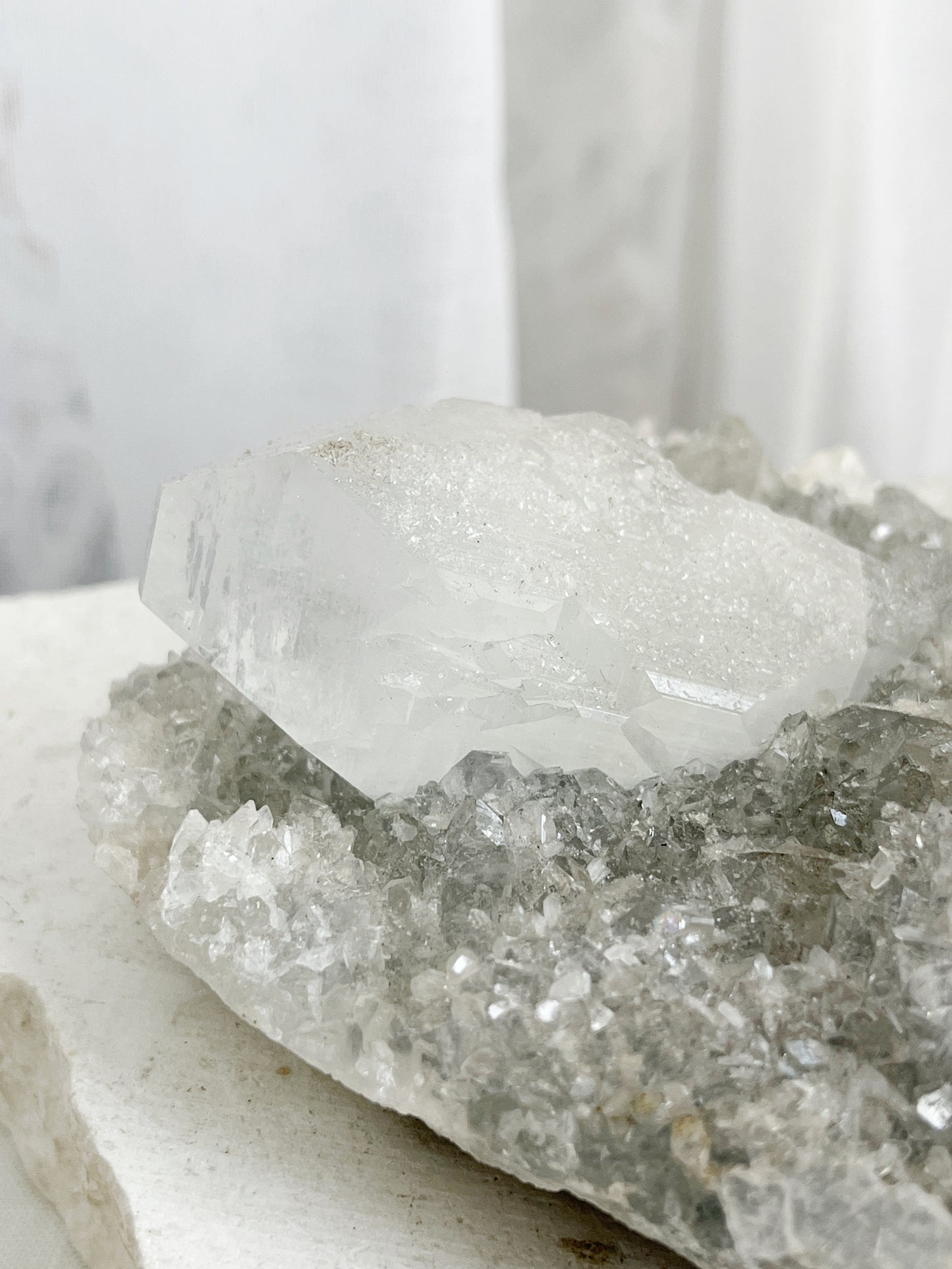 APOPHYLLITE, STILBITE + CHALCEDONY CLUSTER || 20821