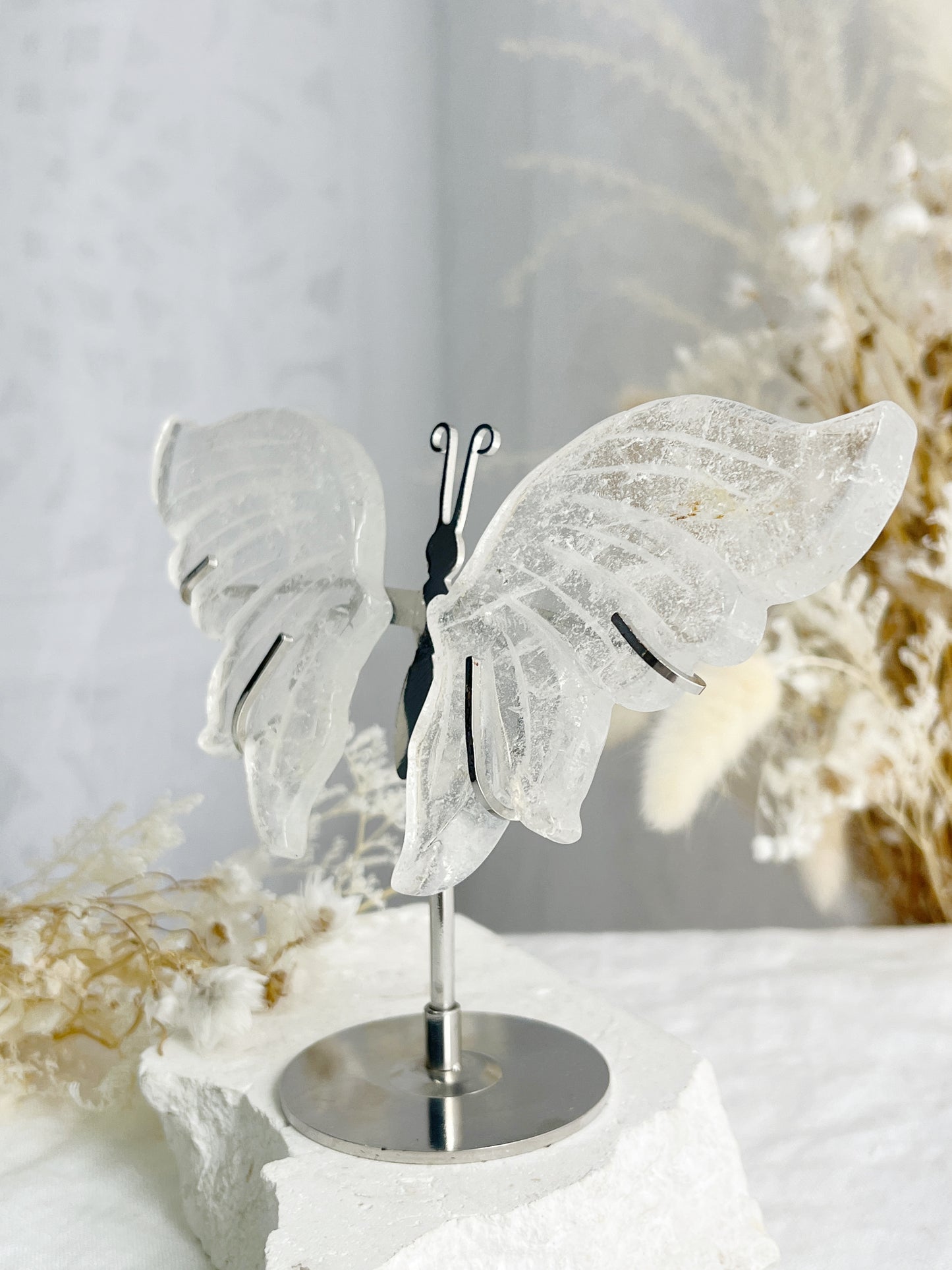 CLEAR QUARTZ WINGS ON STAND || 31836