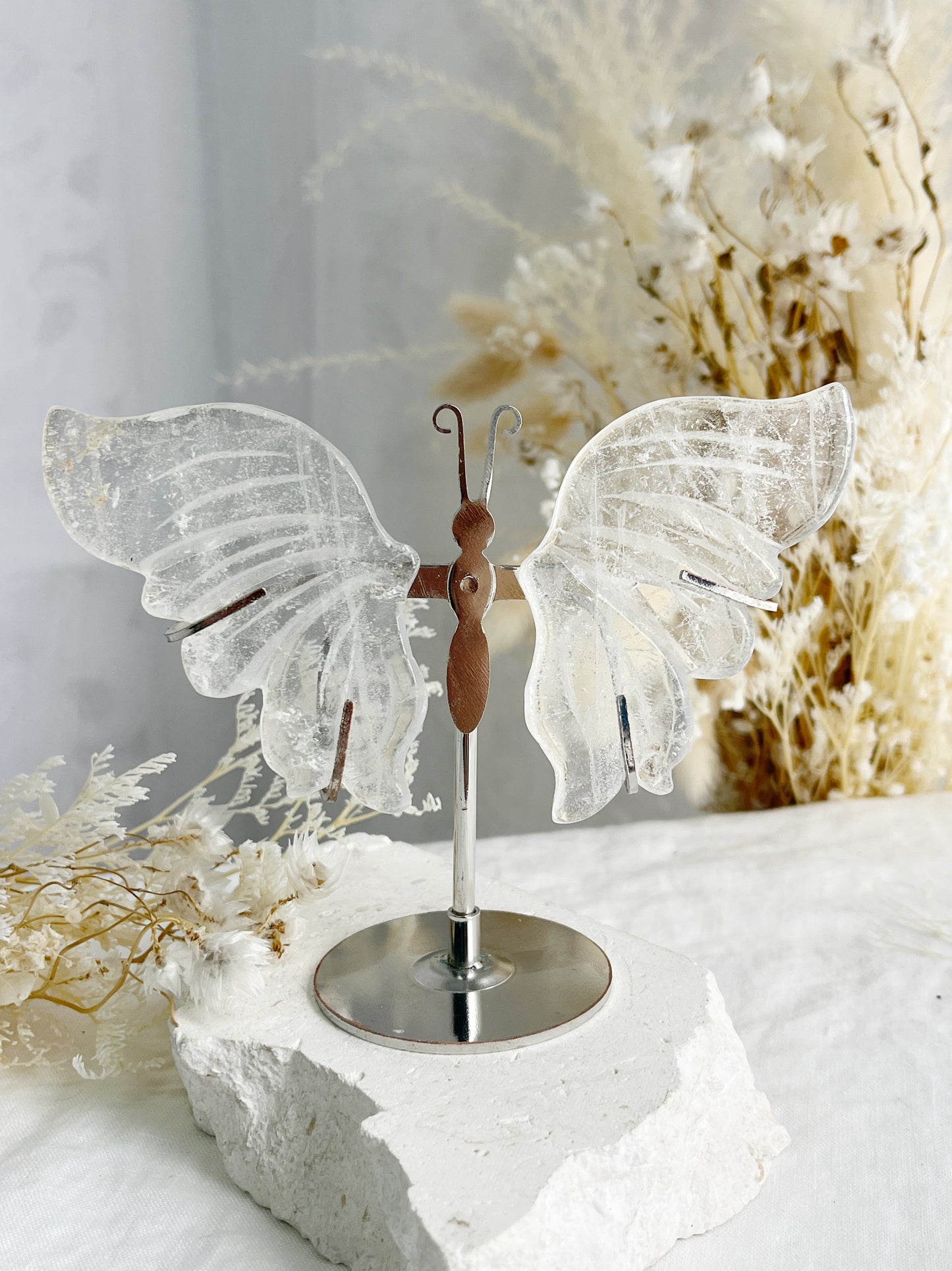 CLEAR QUARTZ WINGS ON STAND || 31837