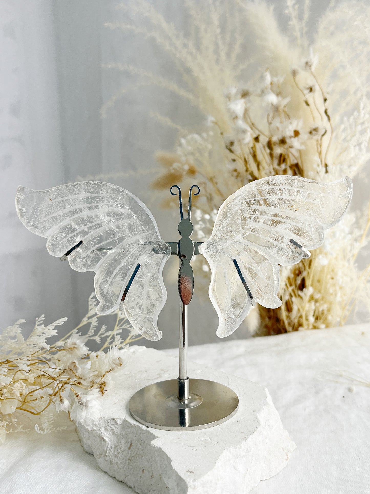 CLEAR QUARTZ WINGS ON STAND || 31836