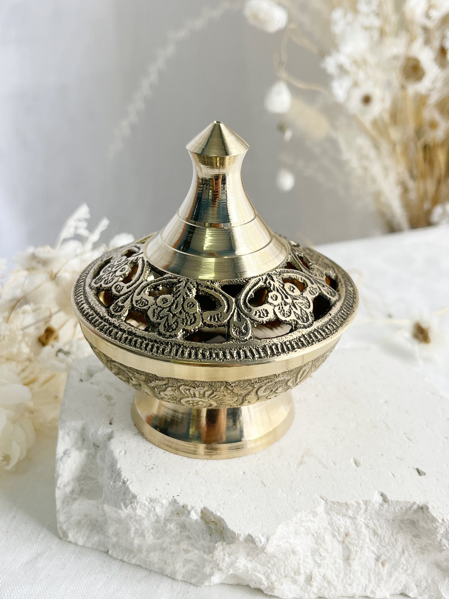 ETCHED FLOWERS BRASS BURNER || 31330