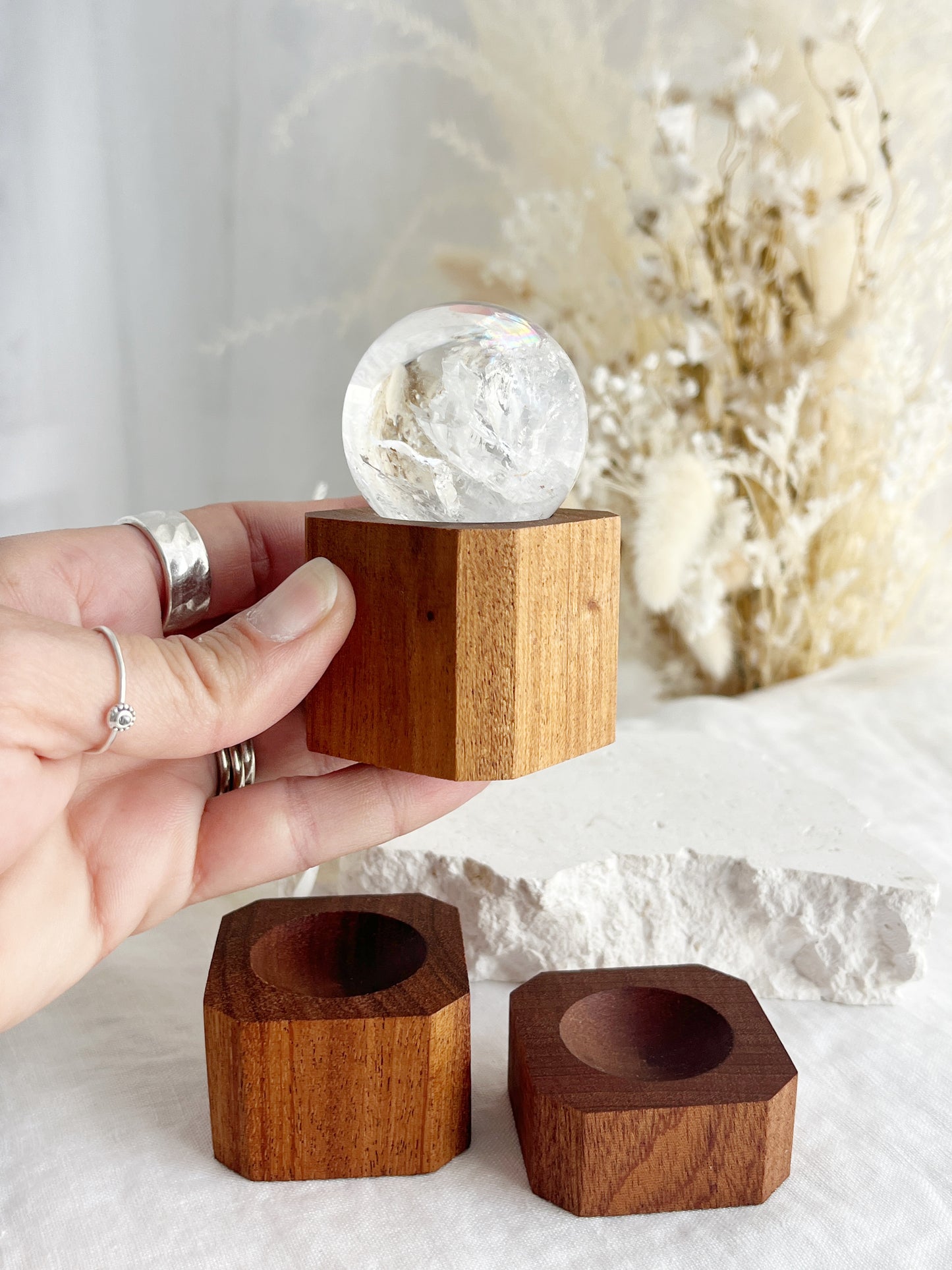 WOODEN PILLAR SPHERE STAND || DARK