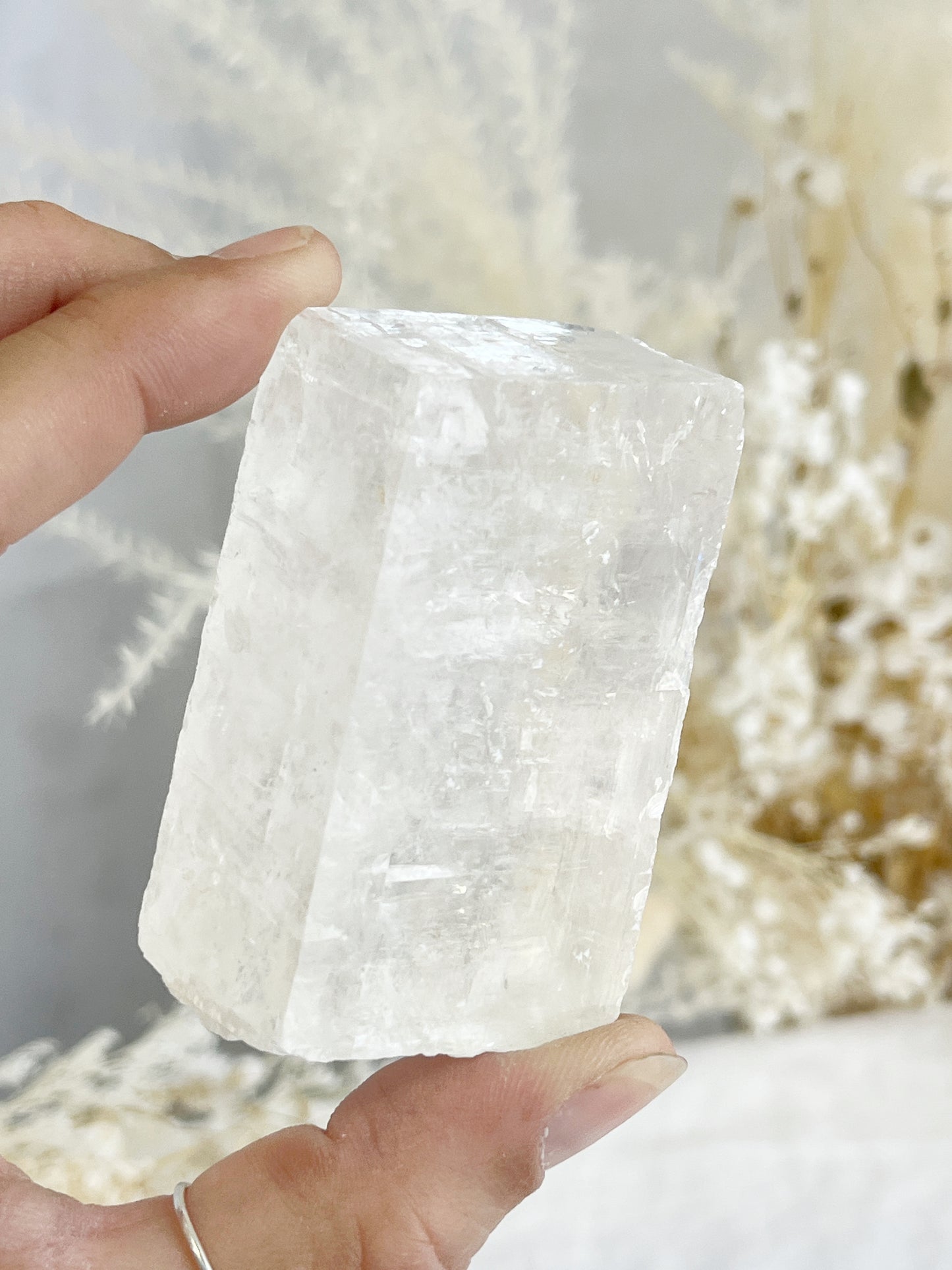 WHITE CALCITE PARALLELEPIPED || 32027