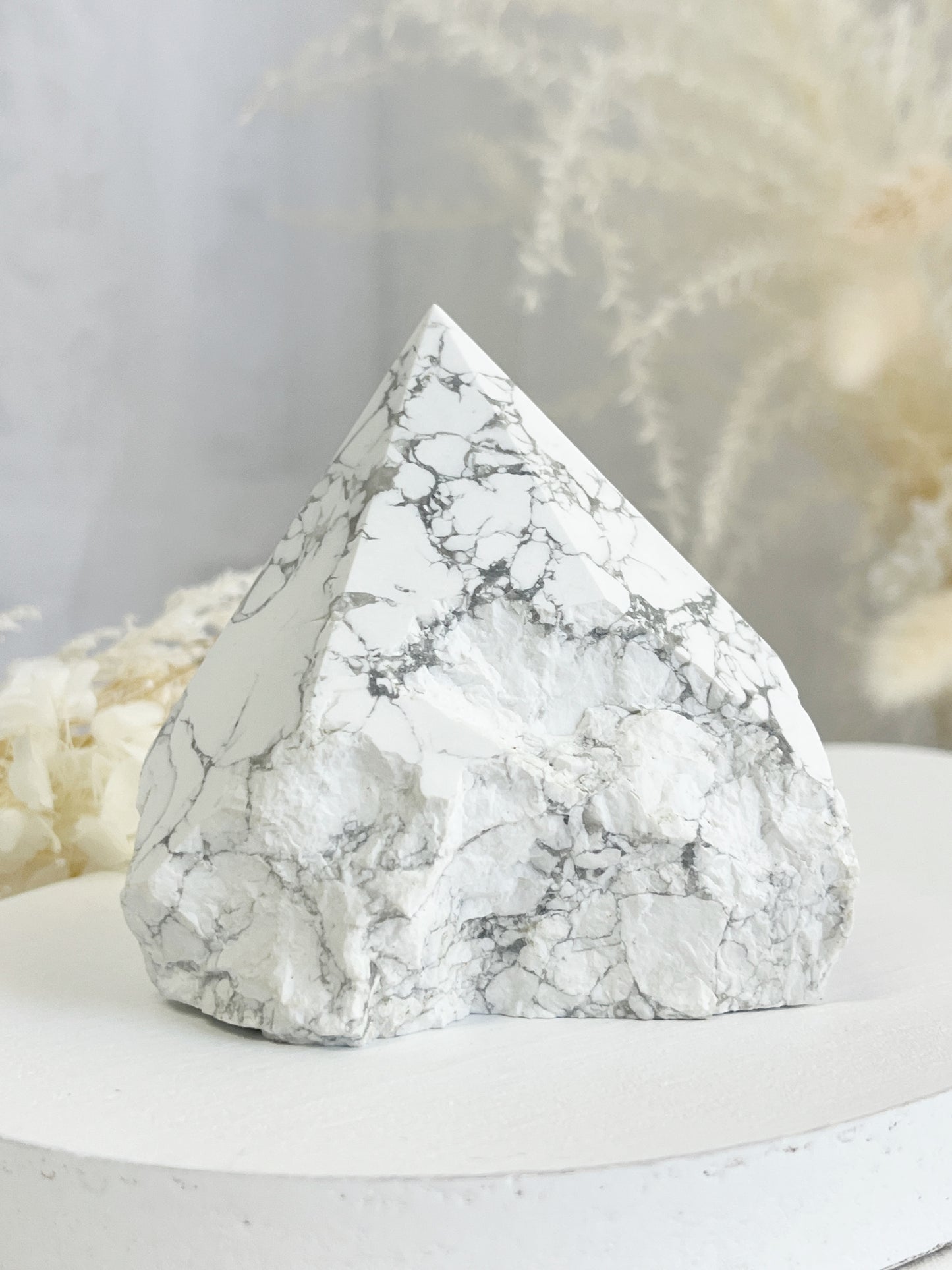 HOWLITE SEMI POLISHED POINT || 32090