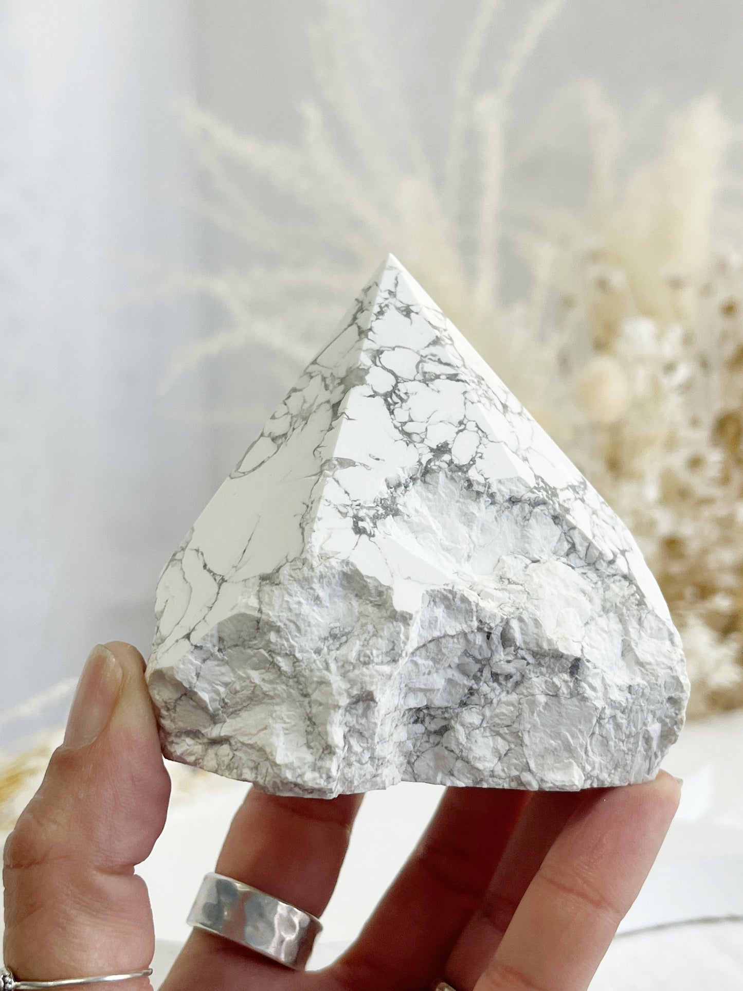 HOWLITE SEMI POLISHED POINT || 32090