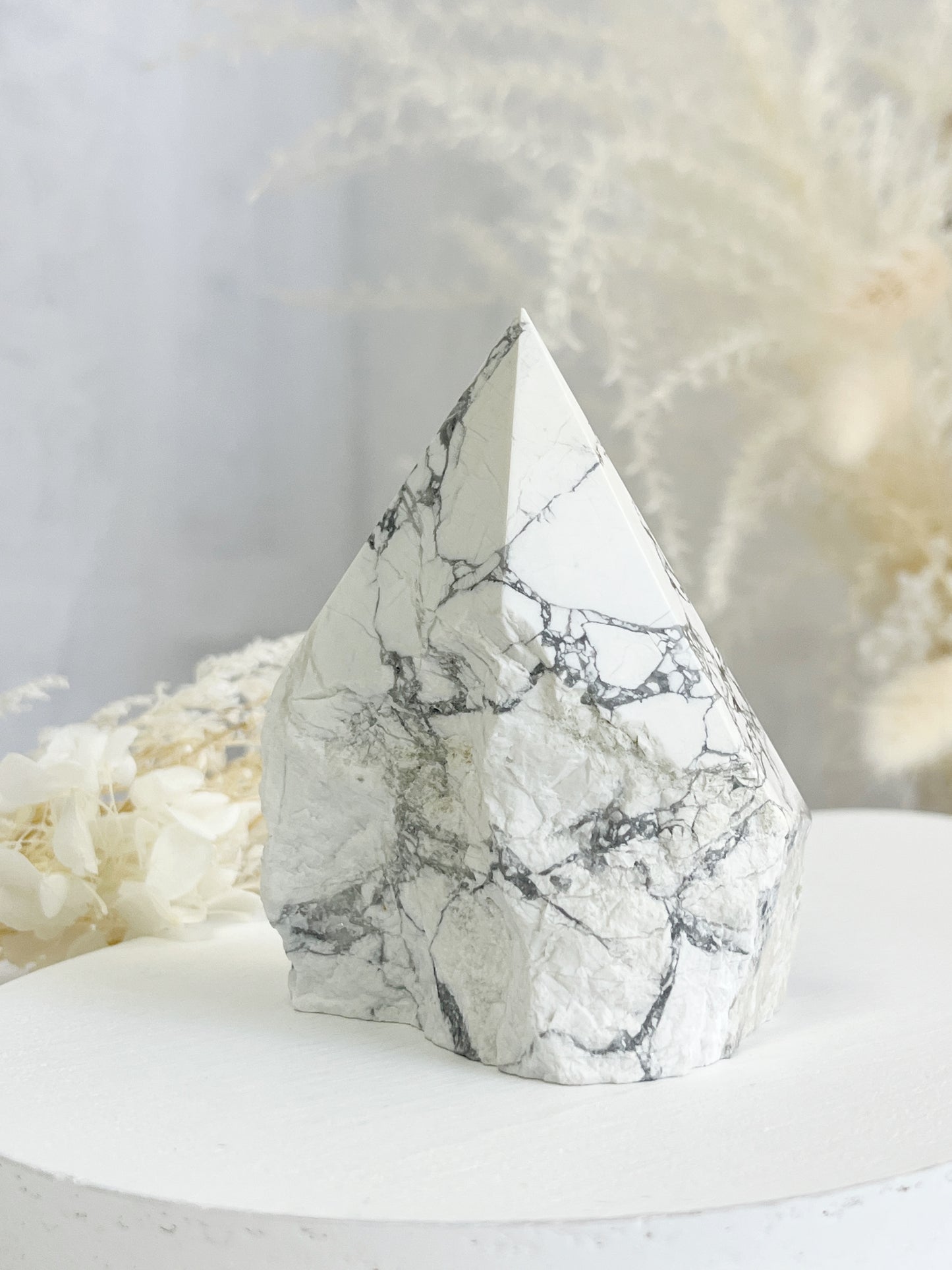 HOWLITE SEMI POLISHED POINT || 32092