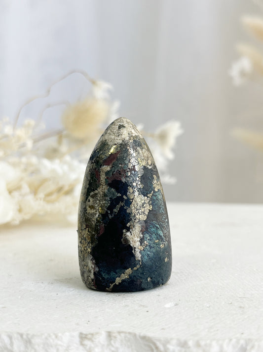 COVELLITE DOME || WITH PYRITE INCLUSIONS 31454