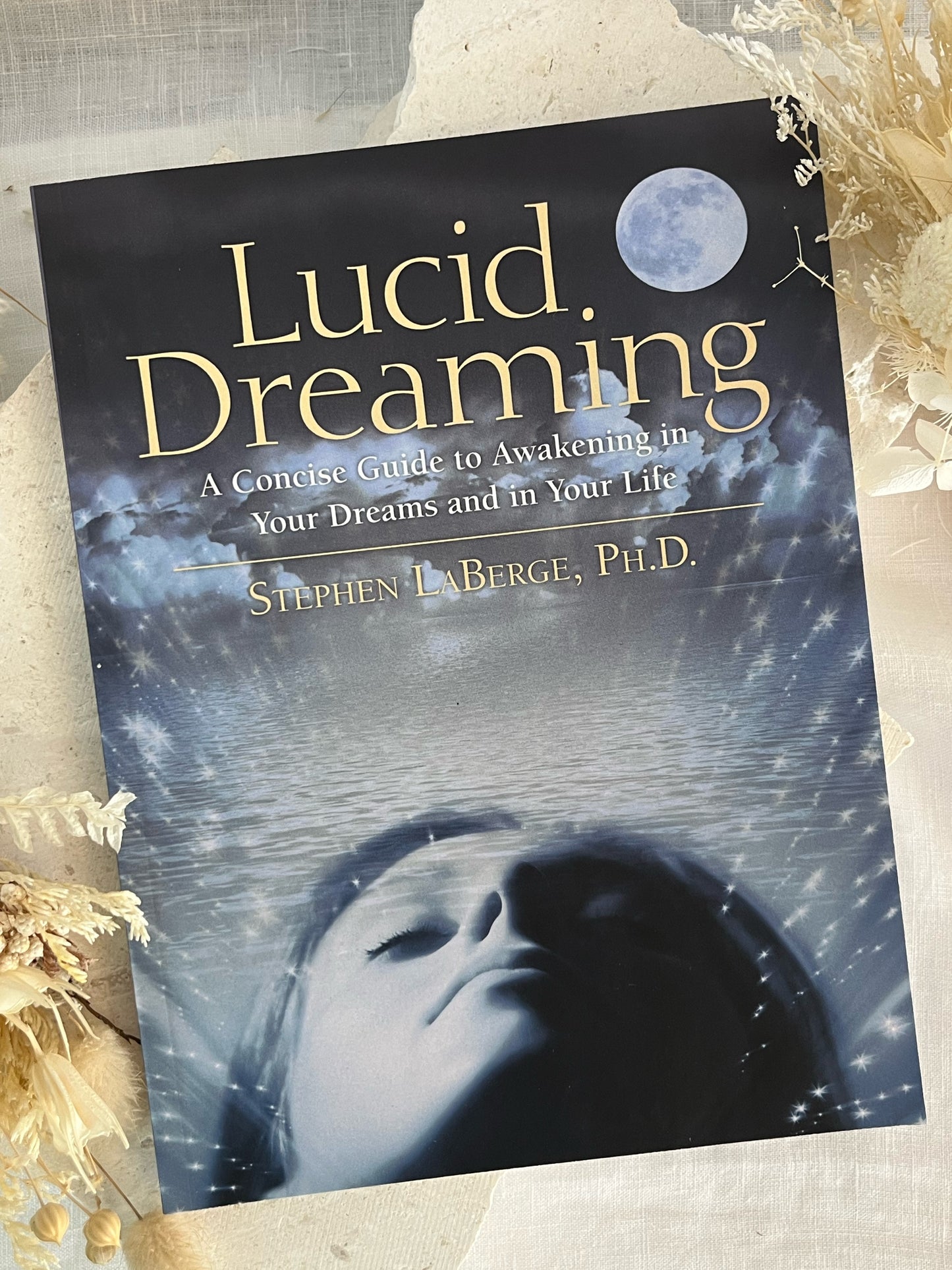 LUCID DREAMING | A CONCISE GUIDE TO AWAKENING IN YOUR DREAMS AND LIFE