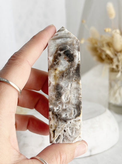 DRUZE AGATE, CHALCEDONY + QUARTZ TOWER || 30627 AKA SPHALERITE