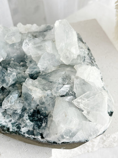 APOPHYLLITE + CHALCEDONY CLUSTER || 20820