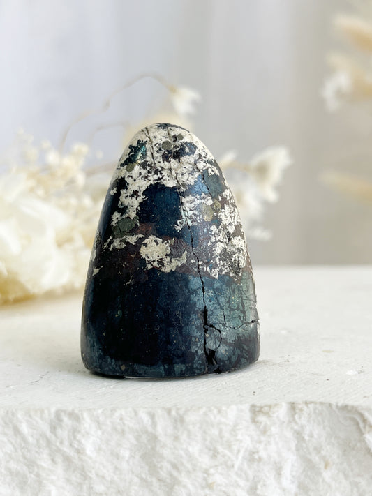 COVELLITE DOME || WITH PYRITE INCLUSIONS 31453