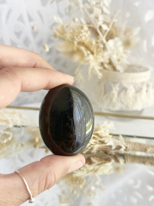 BLACK TOURMALINE PALMSTONE || 22036