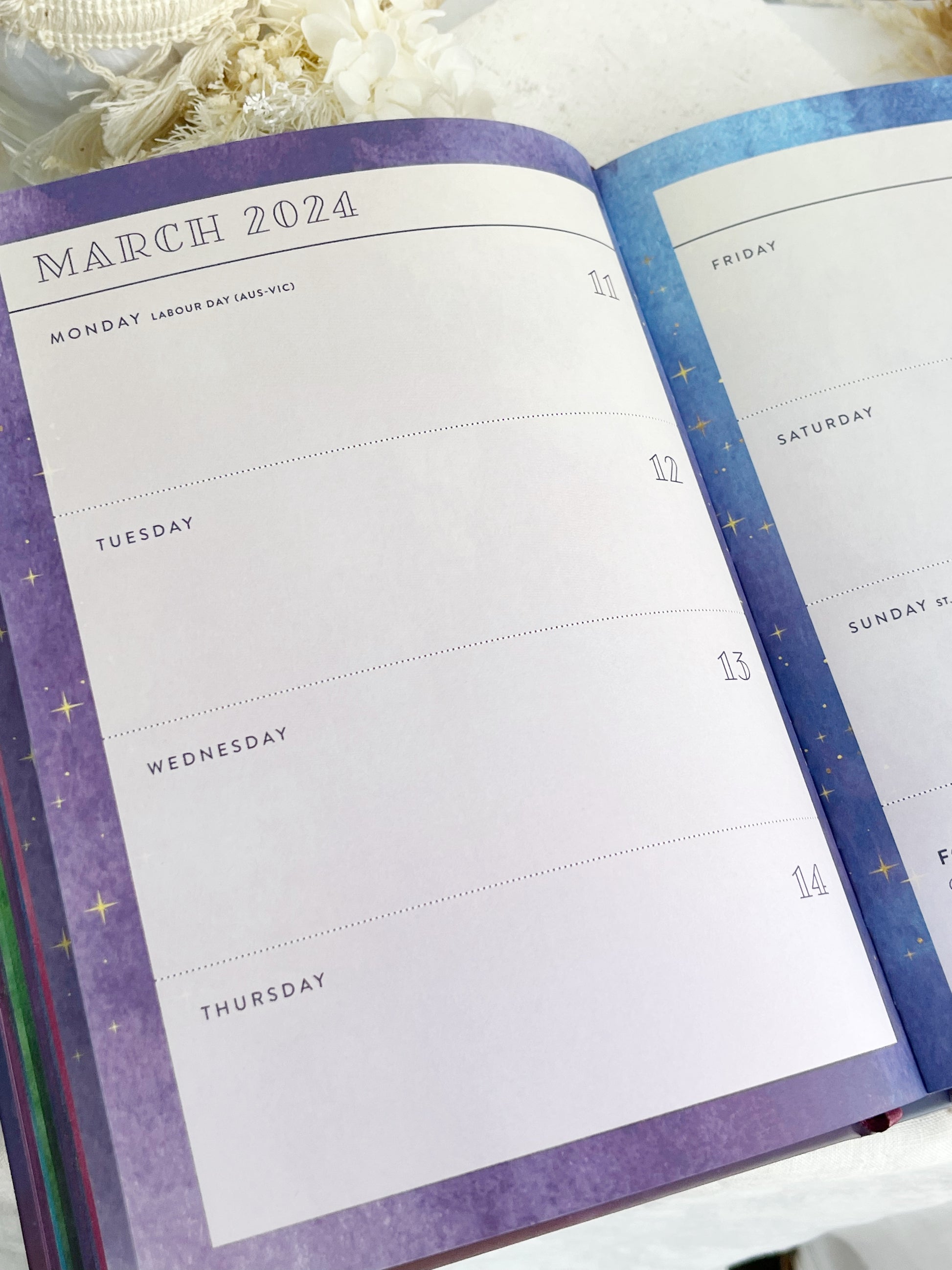 Guided by Tarot 2024 Weekly Planner: July 2023 - December 2024 [Book]