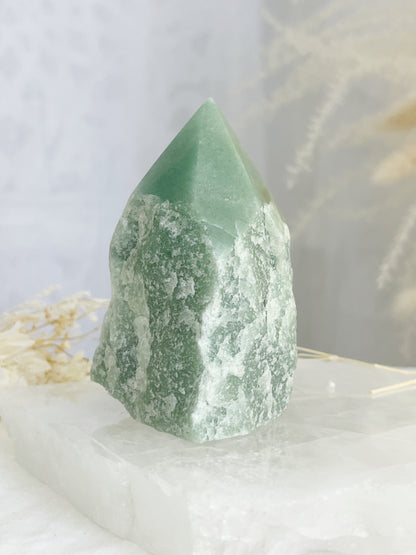 GREEN AVENTURINE SEMI POLISHED POINT || 33076