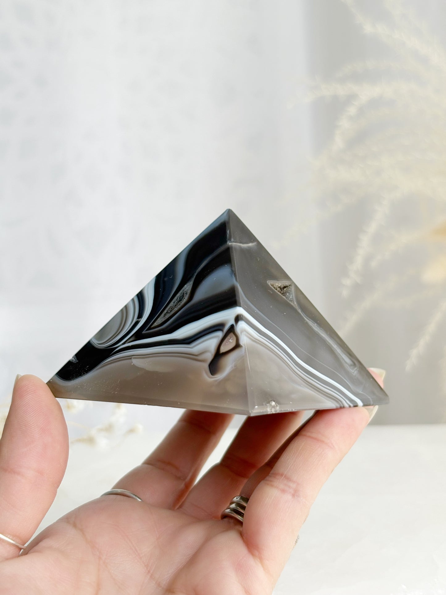 BLACK AGATE PYRAMID || 33144