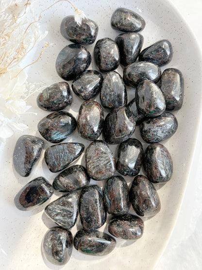 ARFVEDSONITE TUMBLE || INTUITIVELY CHOSEN