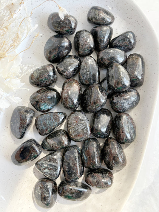 ARFVEDSONITE TUMBLE || INTUITIVELY CHOSEN