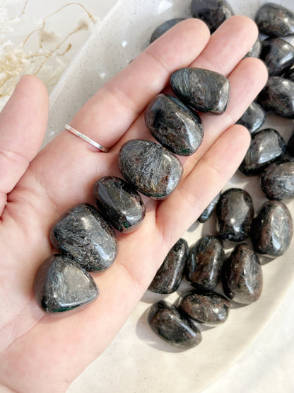 ARFVEDSONITE TUMBLE || INTUITIVELY CHOSEN