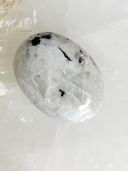 RAINBOW MOONSTONE PALM STONE || RMP02