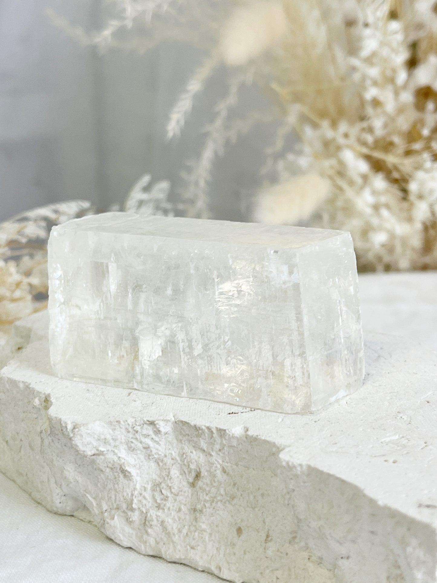 WHITE CALCITE PARALLELEPIPED || 32027