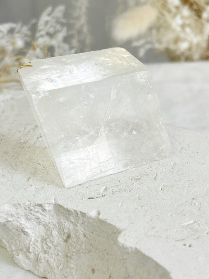 WHITE CALCITE PARALLELEPIPED || 32028