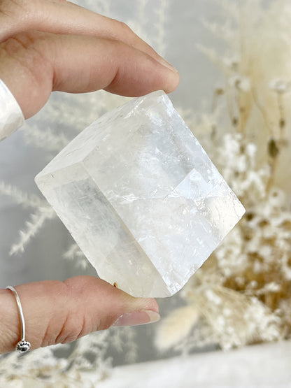 WHITE CALCITE PARALLELEPIPED || 32028