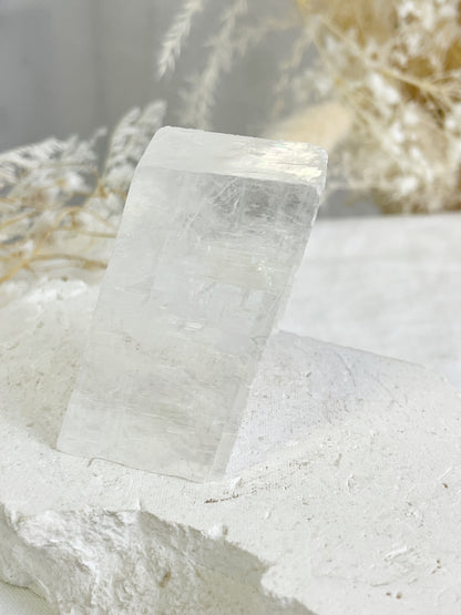 WHITE CALCITE PARALLELEPIPED || 32029