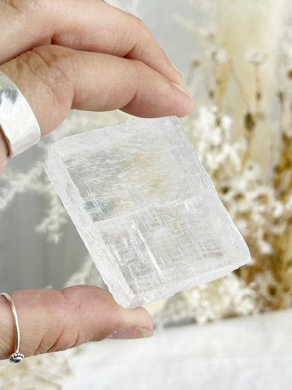 WHITE CALCITE PARALLELEPIPED || 32030