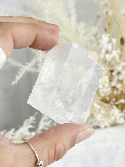 WHITE CALCITE PARALLELEPIPED || 32033