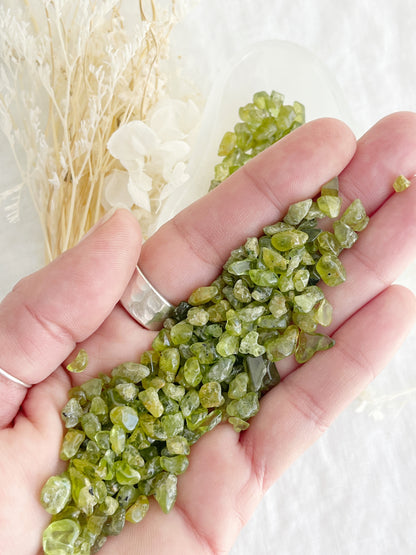 PERIDOT CRYSTAL CHIPS || 100g