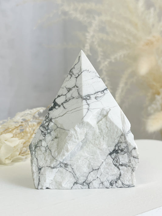 HOWLITE SEMI POLISHED POINT || 32092